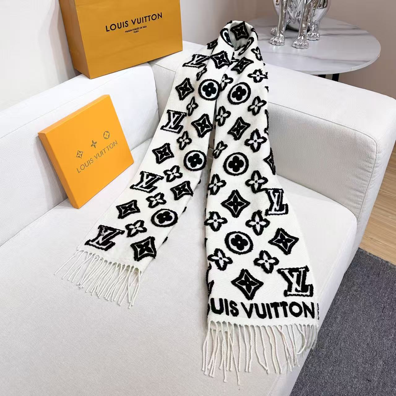 LV scarf