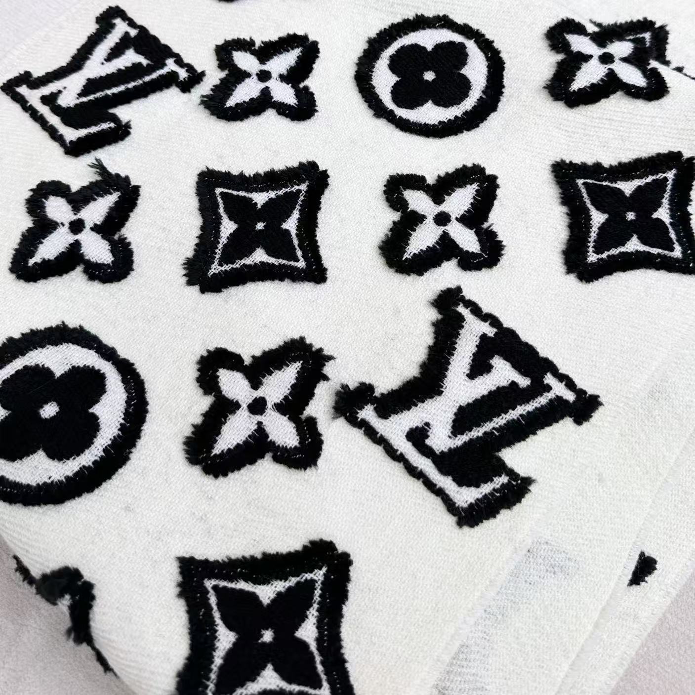 LV scarf