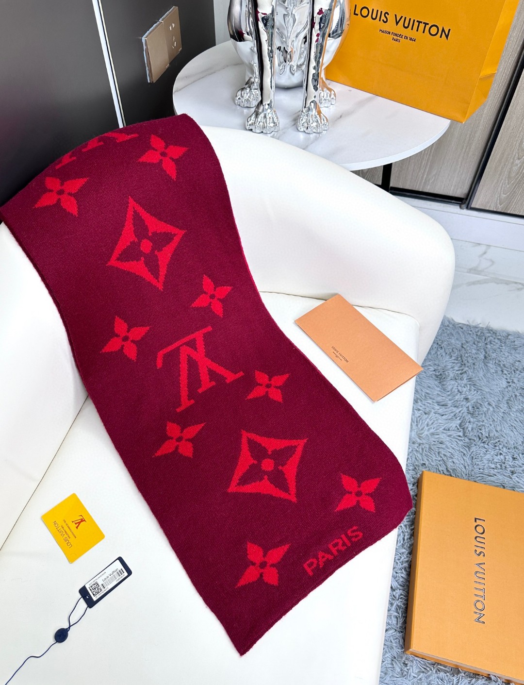 LV scarf
