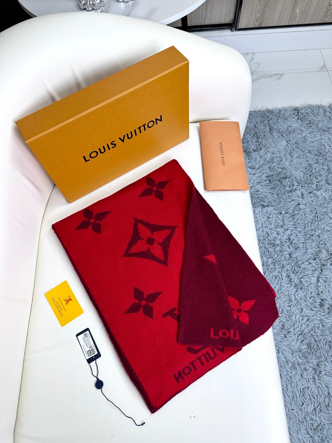 LV scarf