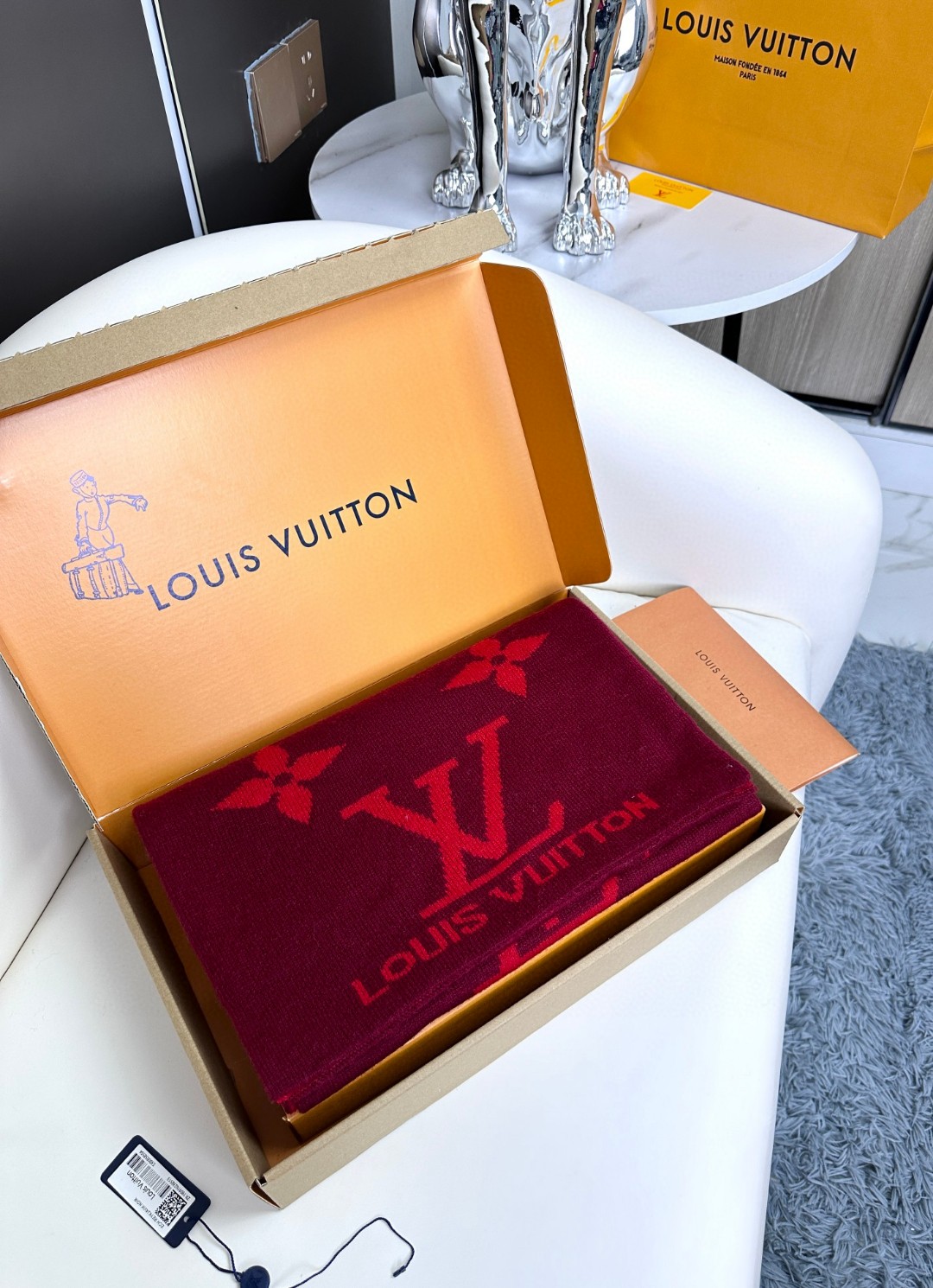 LV scarf