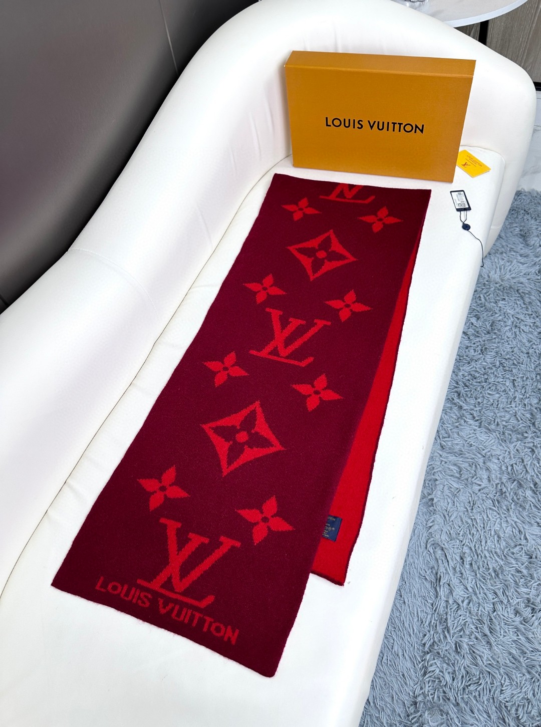 LV scarf