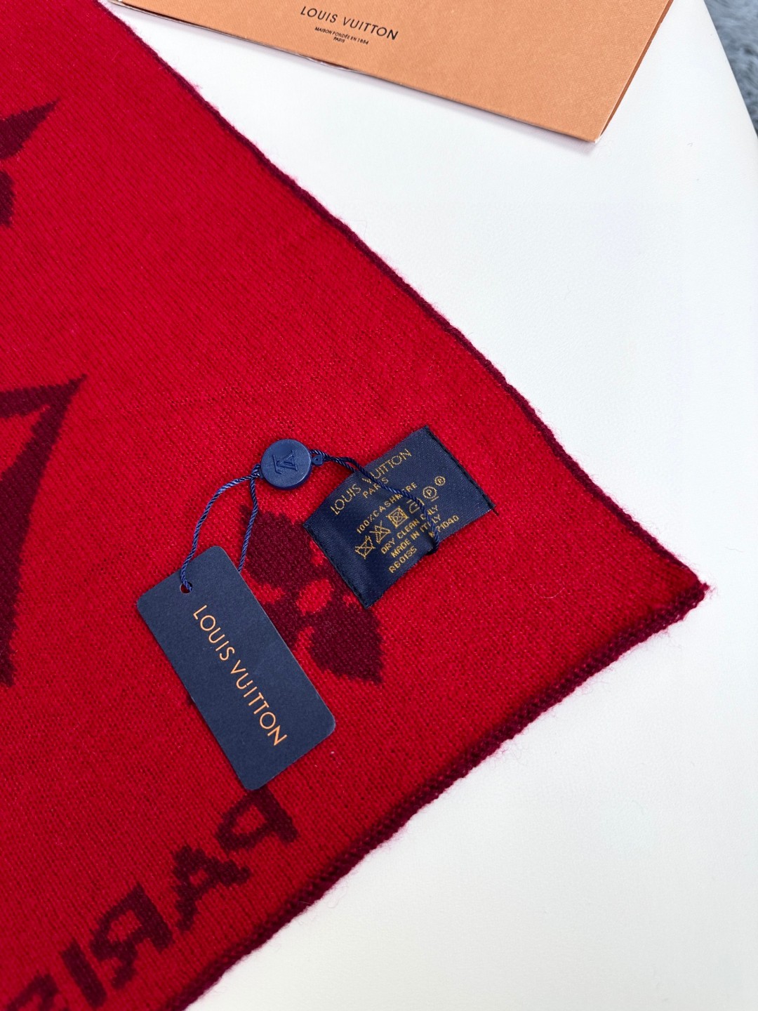 LV scarf