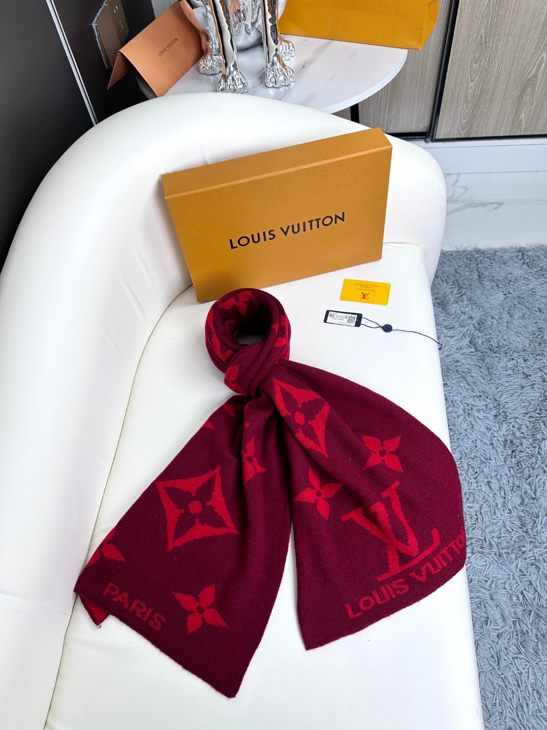 LV scarf