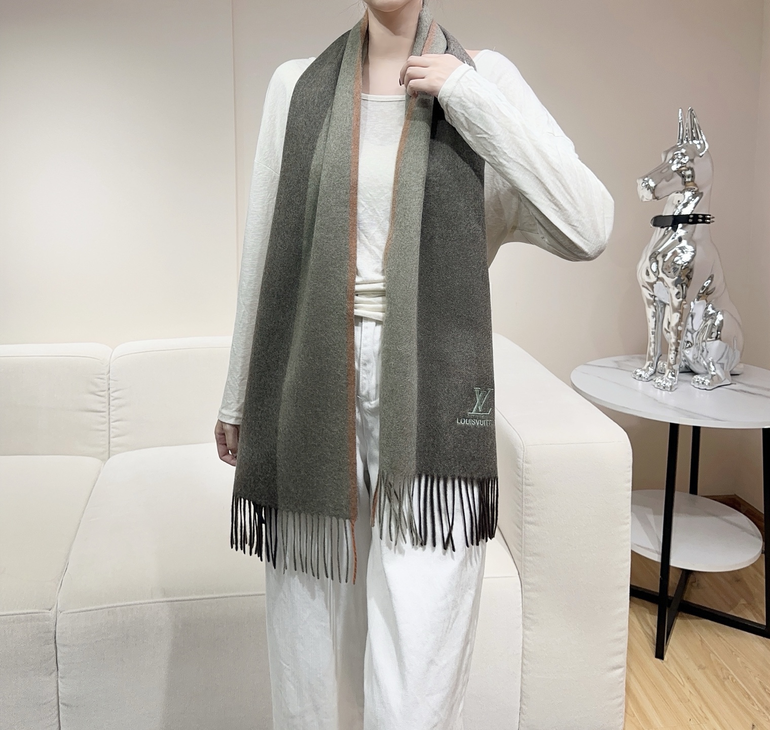 LV scarf