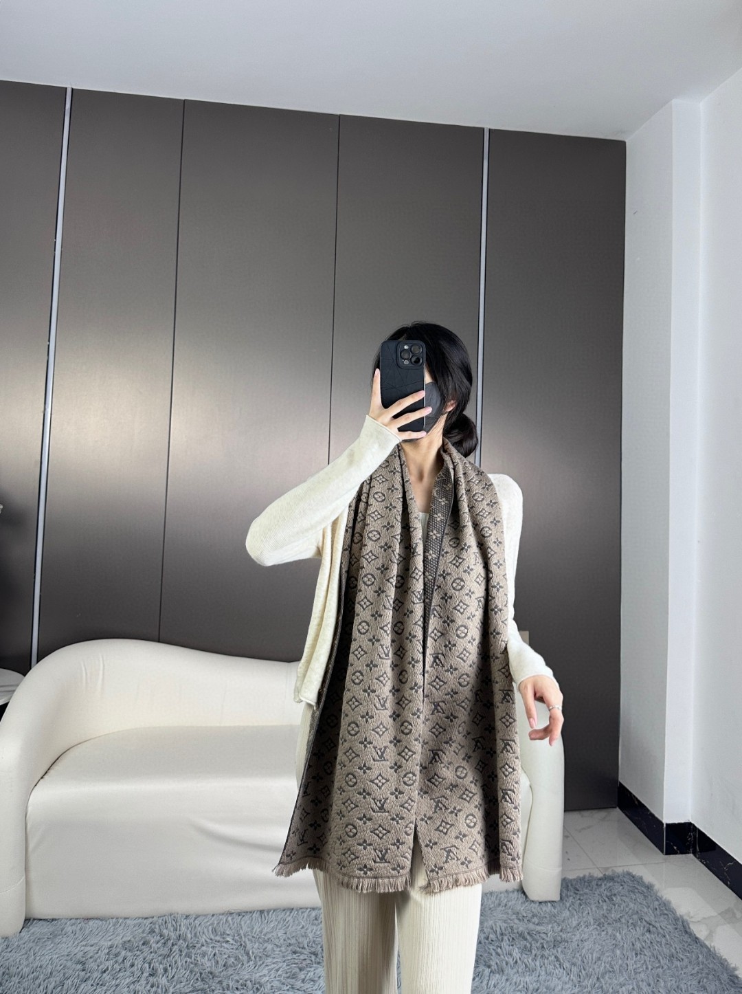 LV scarf