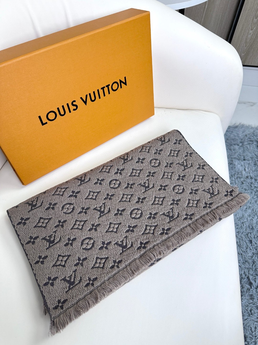 LV scarf