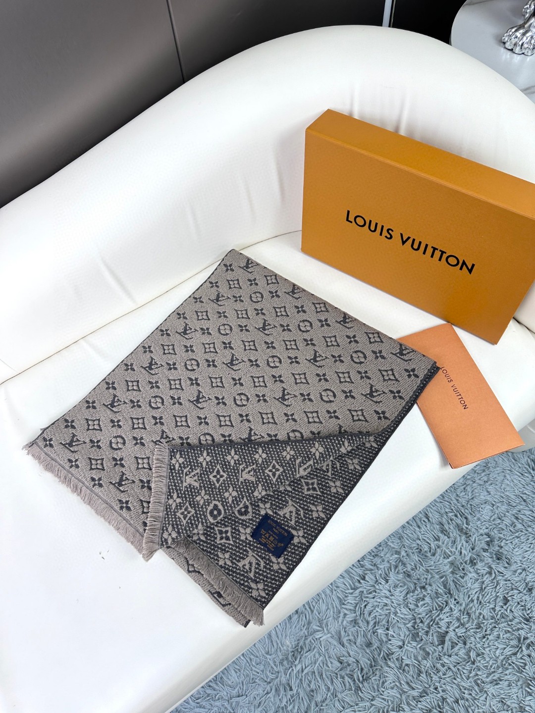 LV scarf
