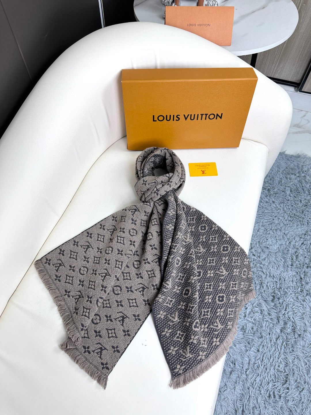 LV scarf