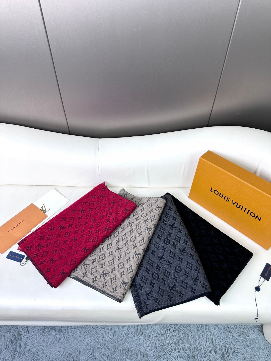 LV scarf