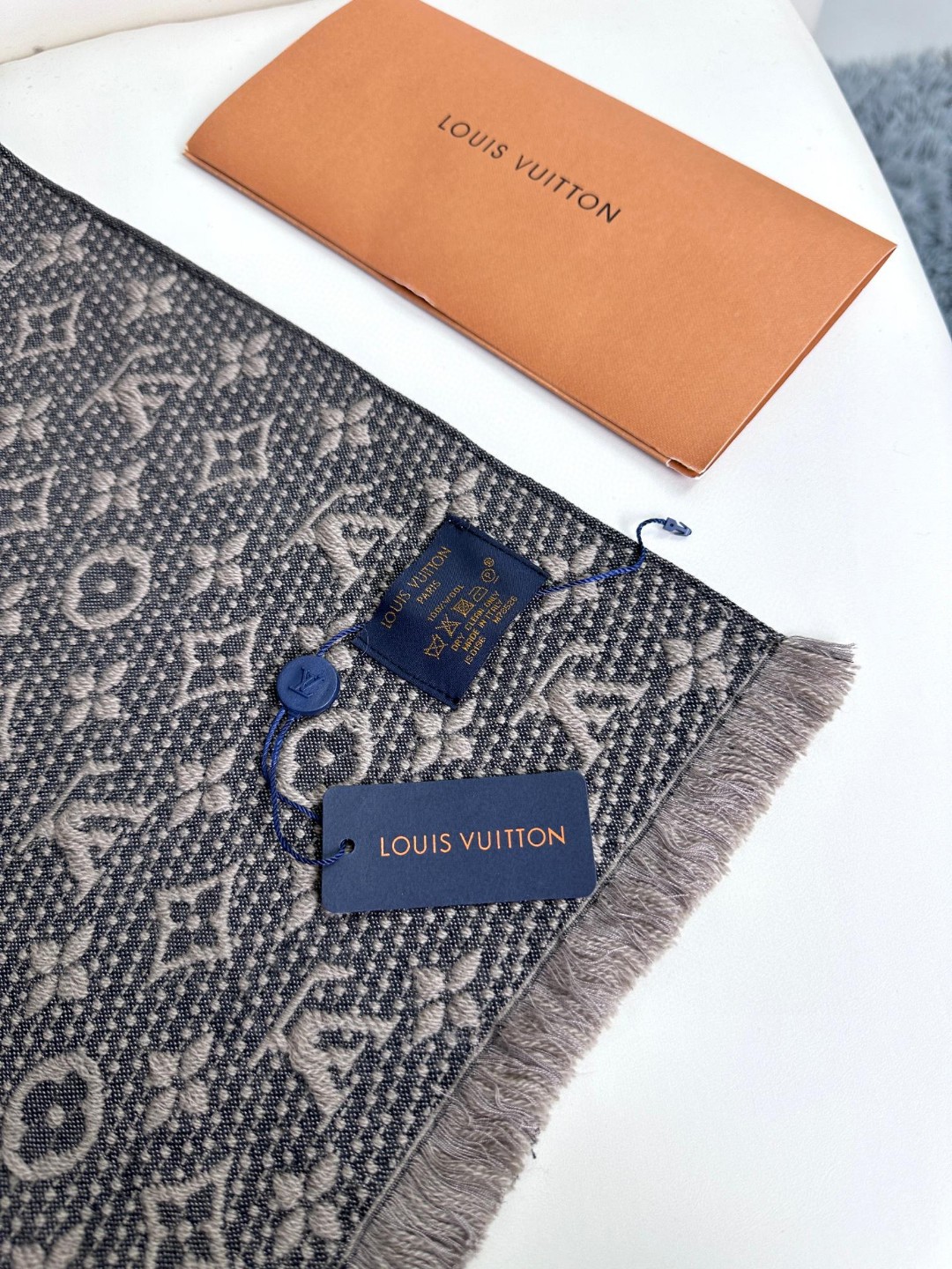 LV scarf