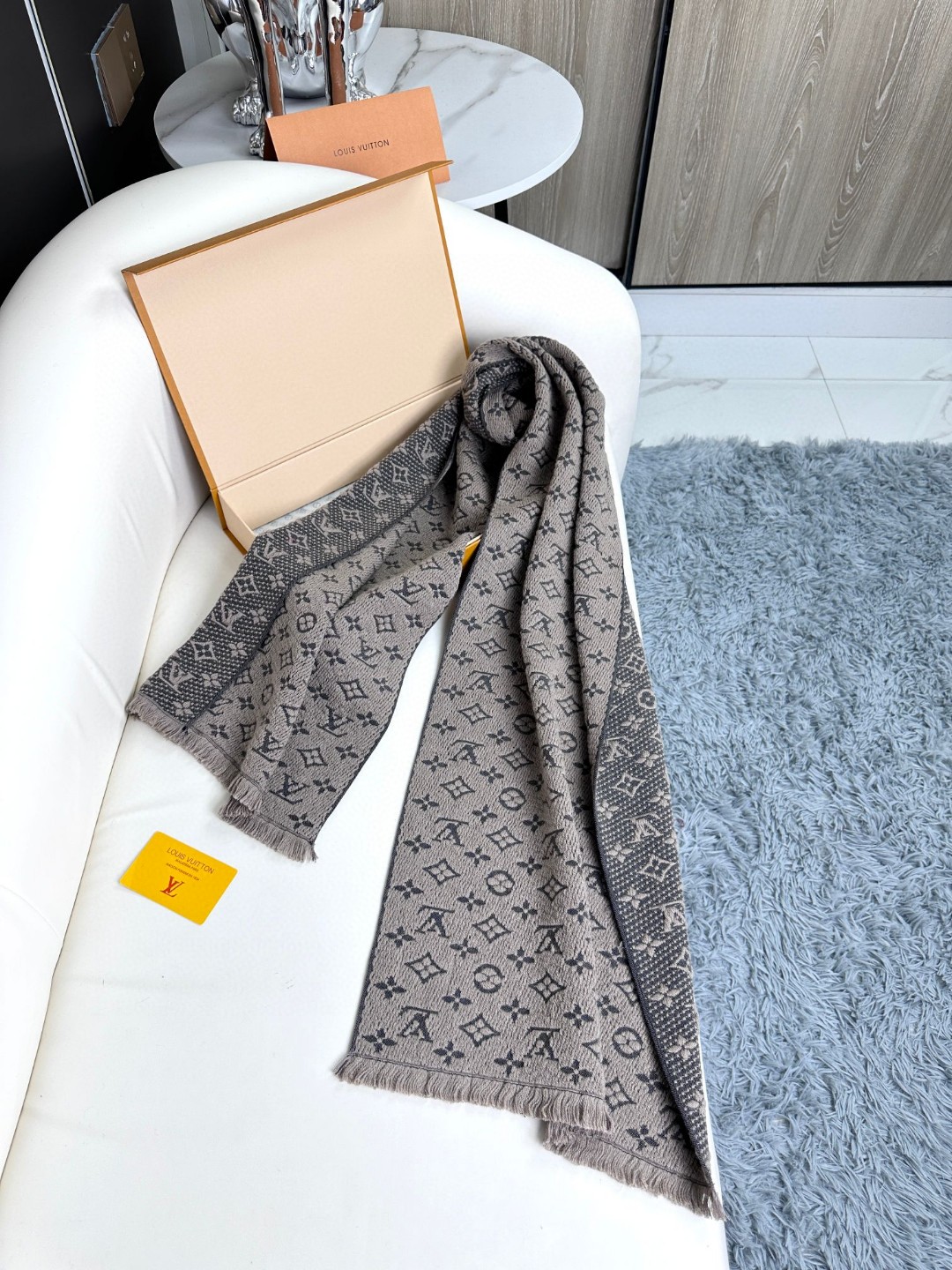 LV scarf