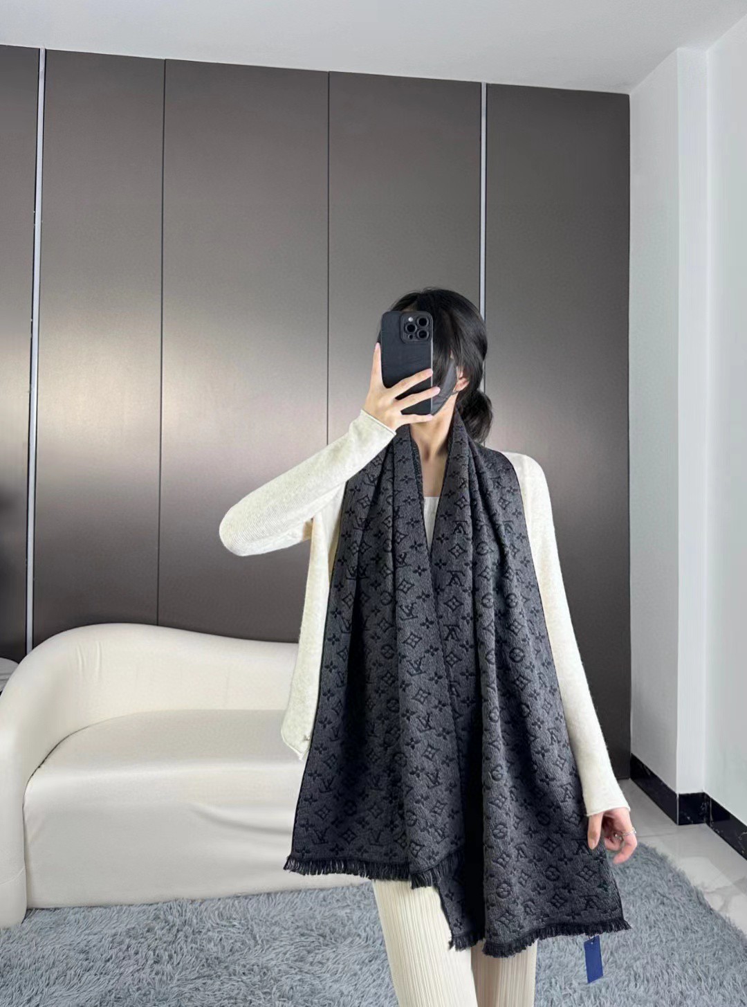 LV scarf