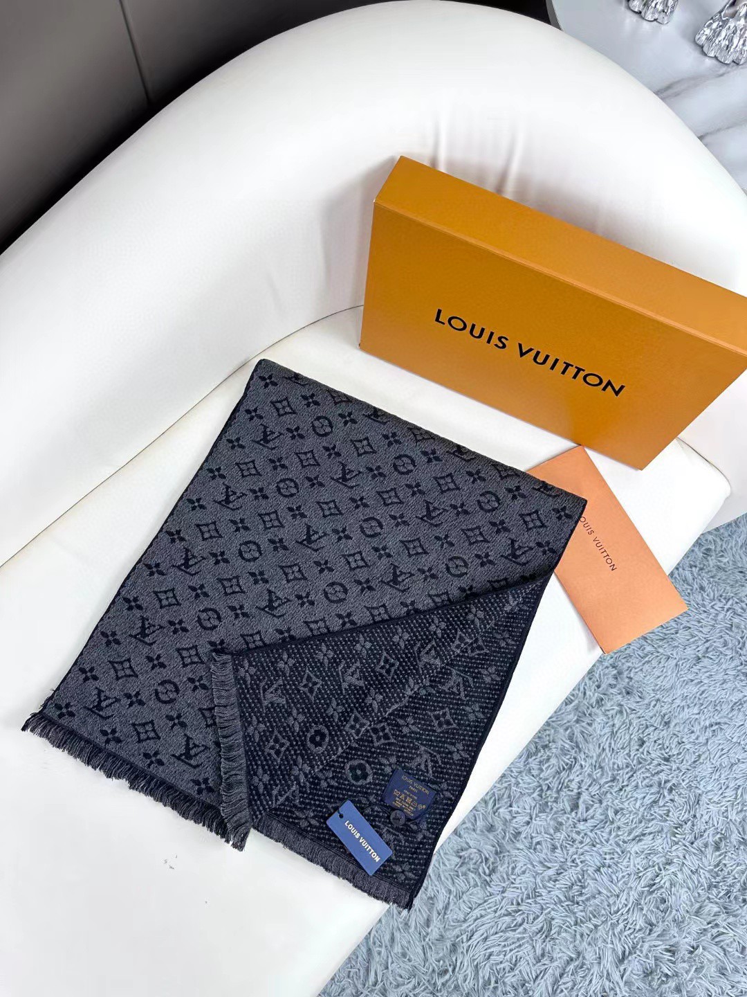 LV scarf