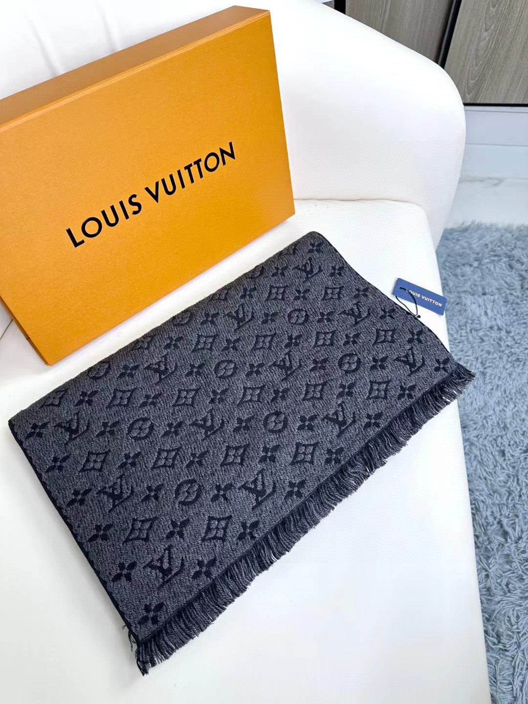 LV scarf
