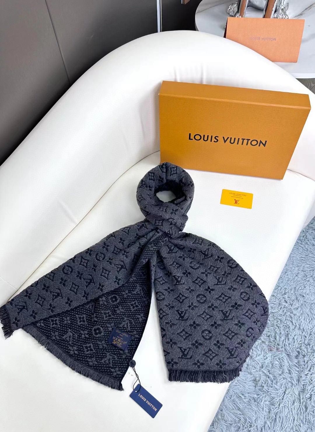 LV scarf