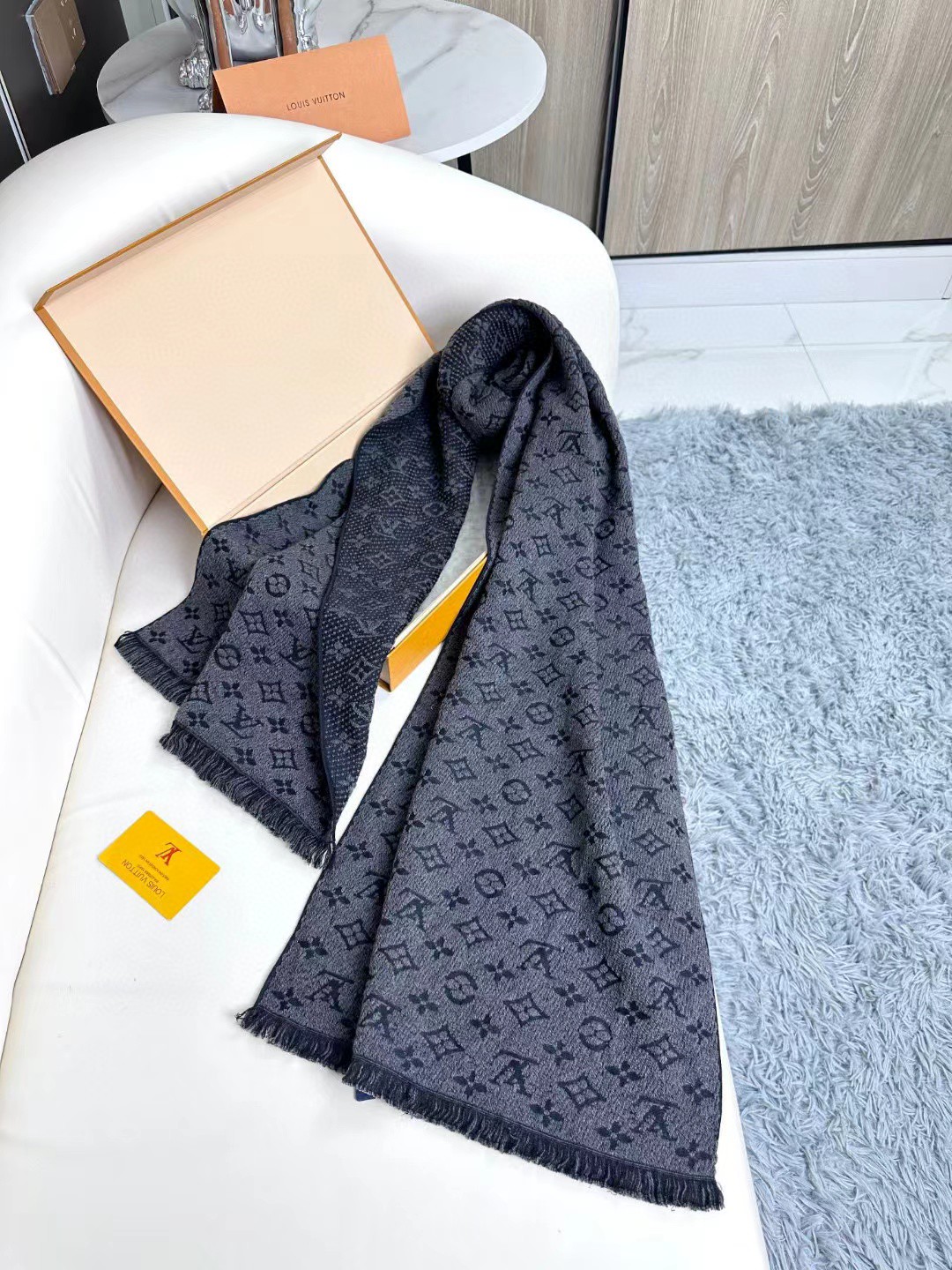 LV scarf