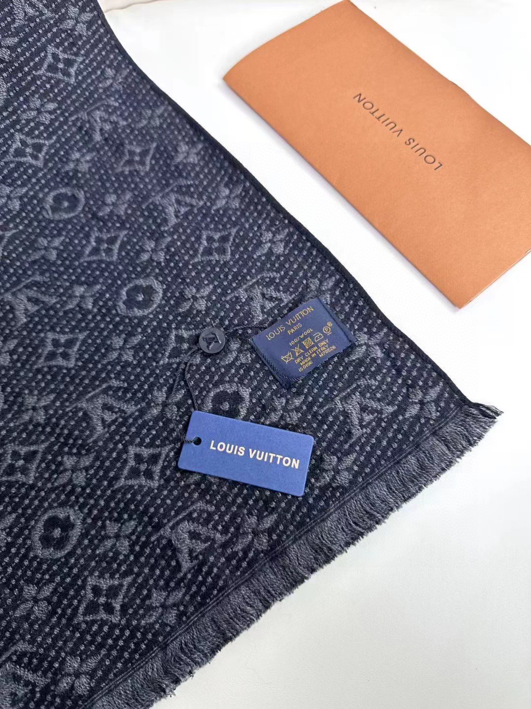 LV scarf