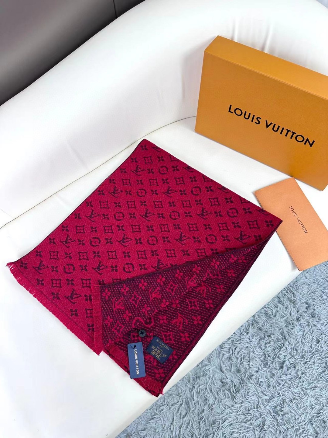 LV scarf