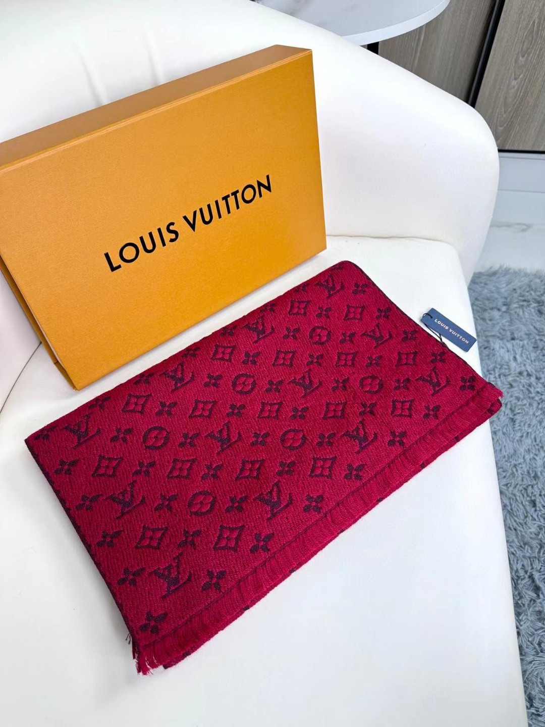 LV scarf