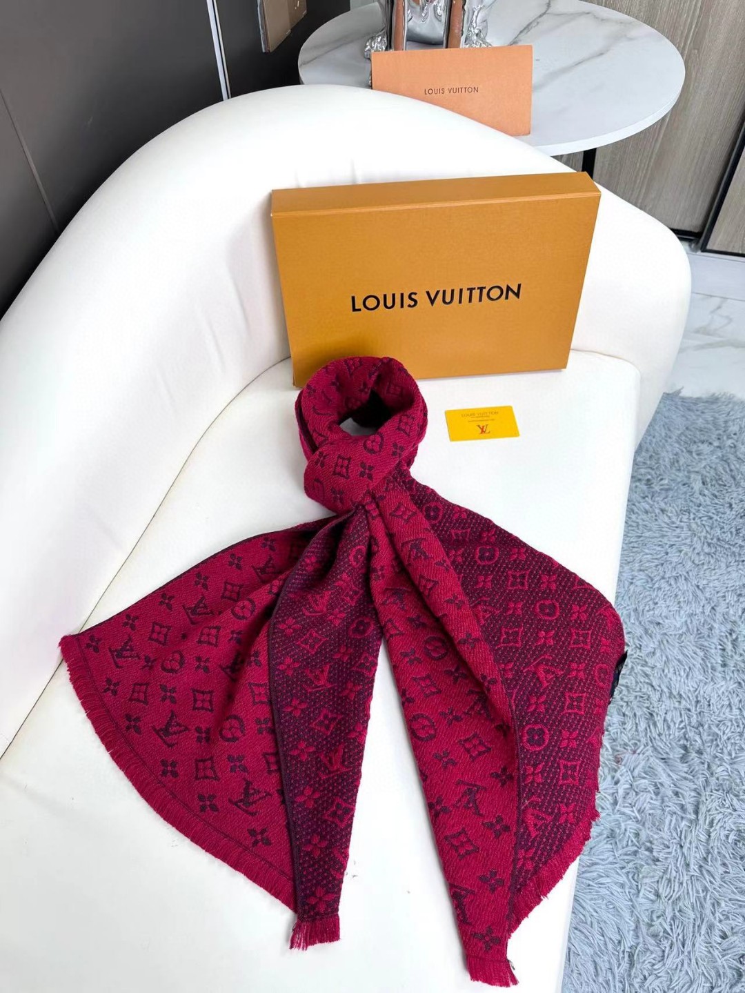 LV scarf