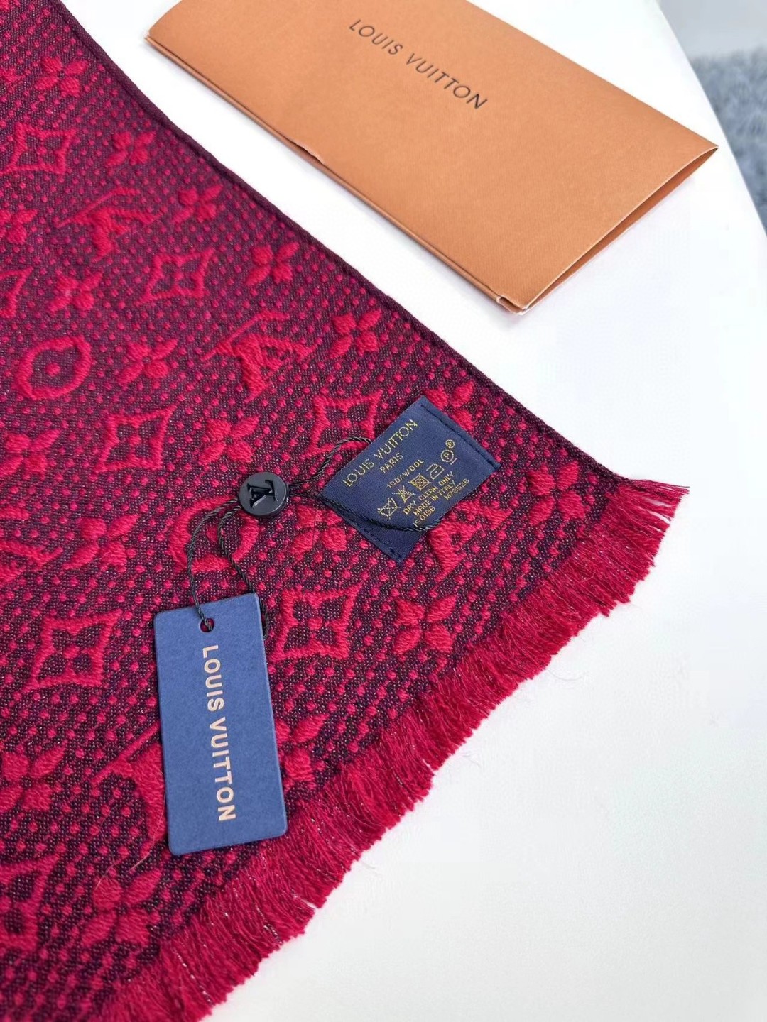LV scarf