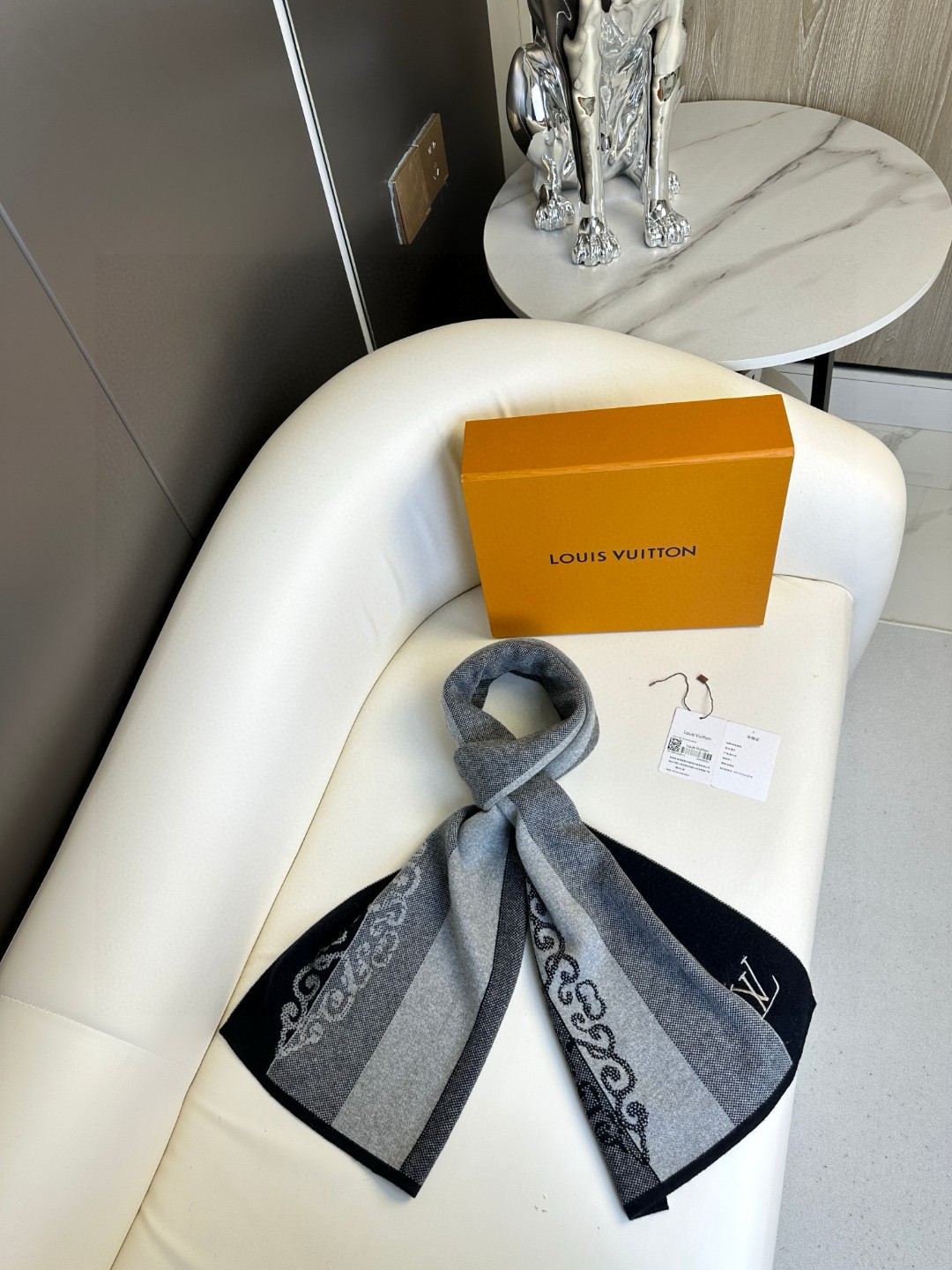 LV scarf