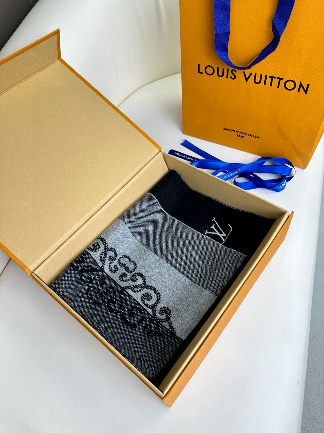 LV scarf