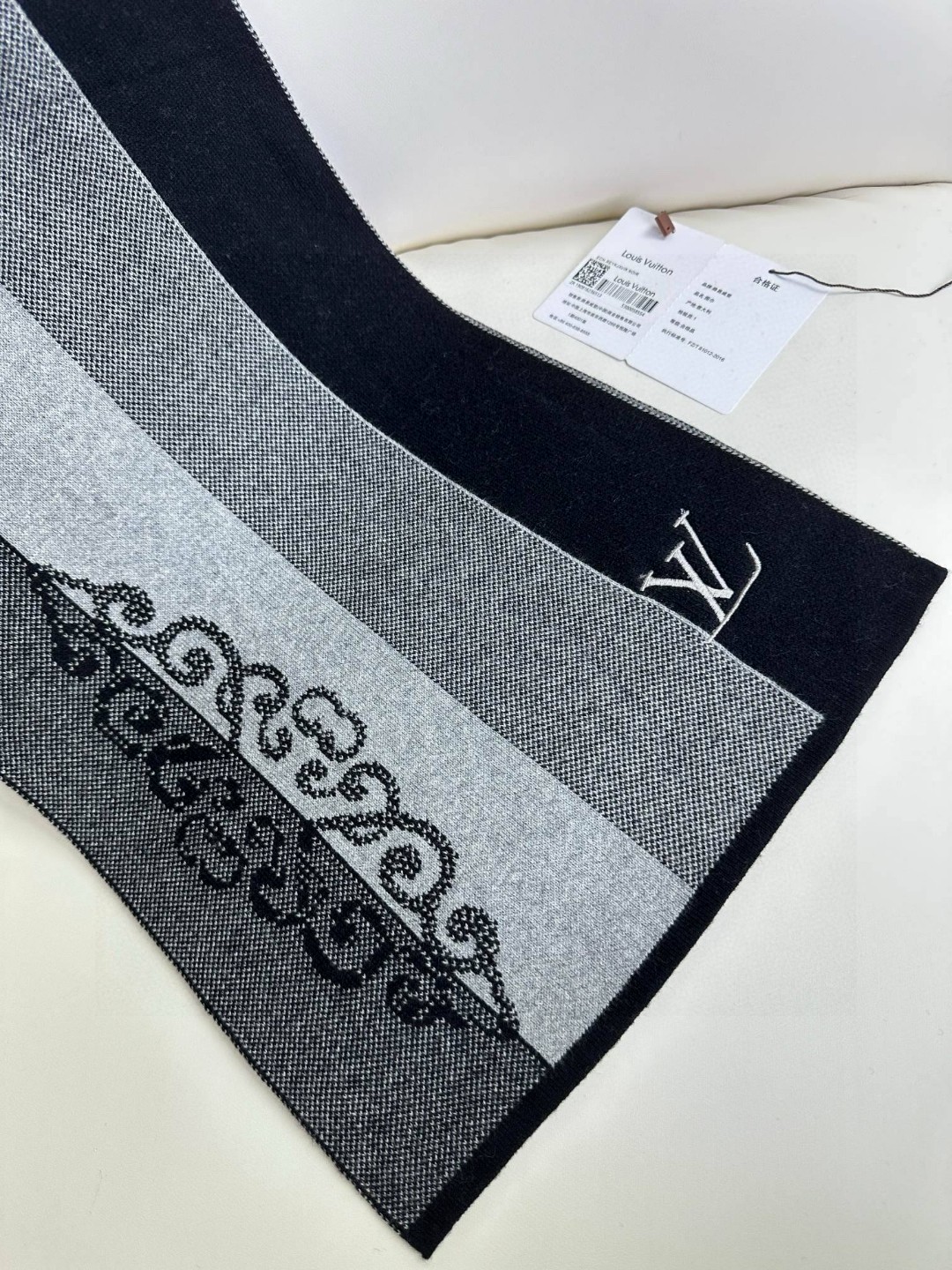 LV scarf