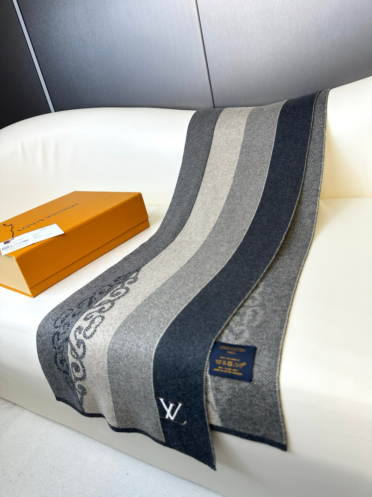 LV scarf