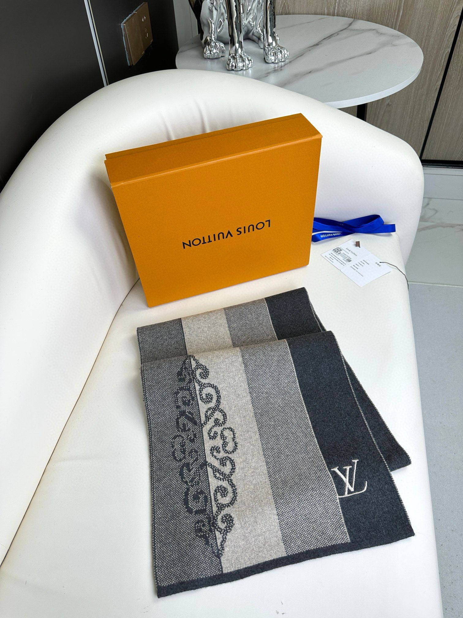 LV scarf