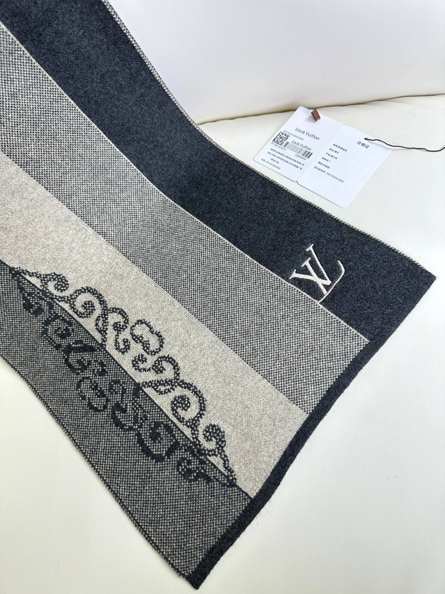 LV scarf