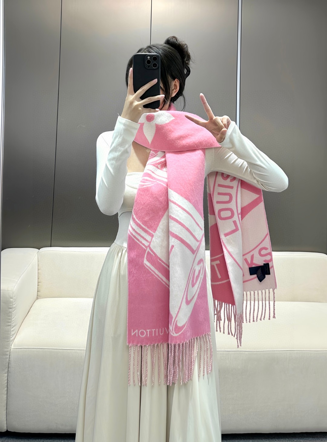 LV scarf