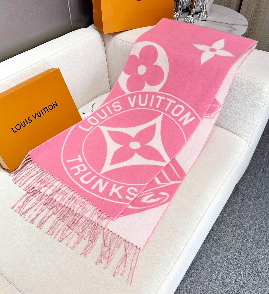 LV scarf