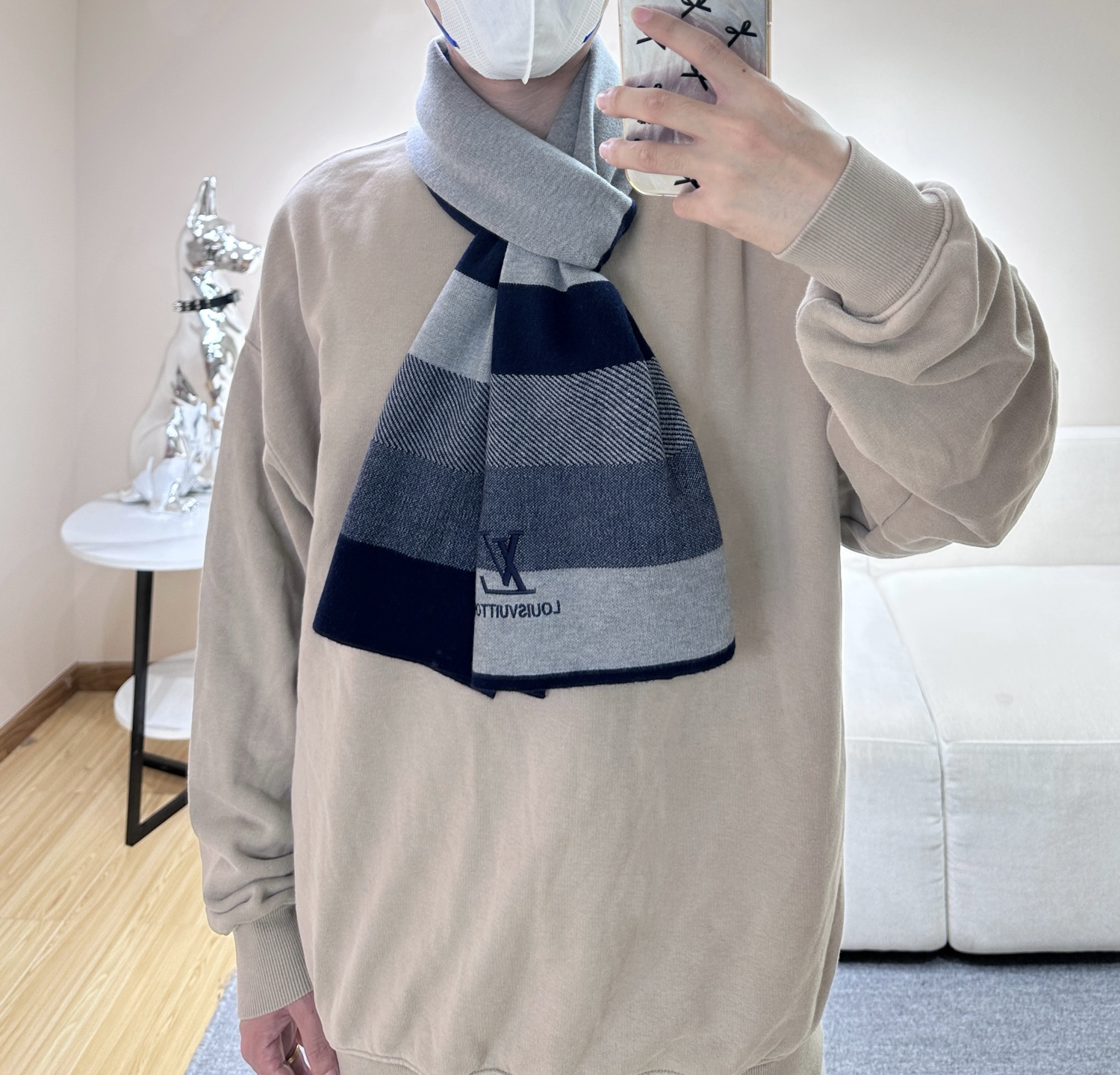 LV scarf