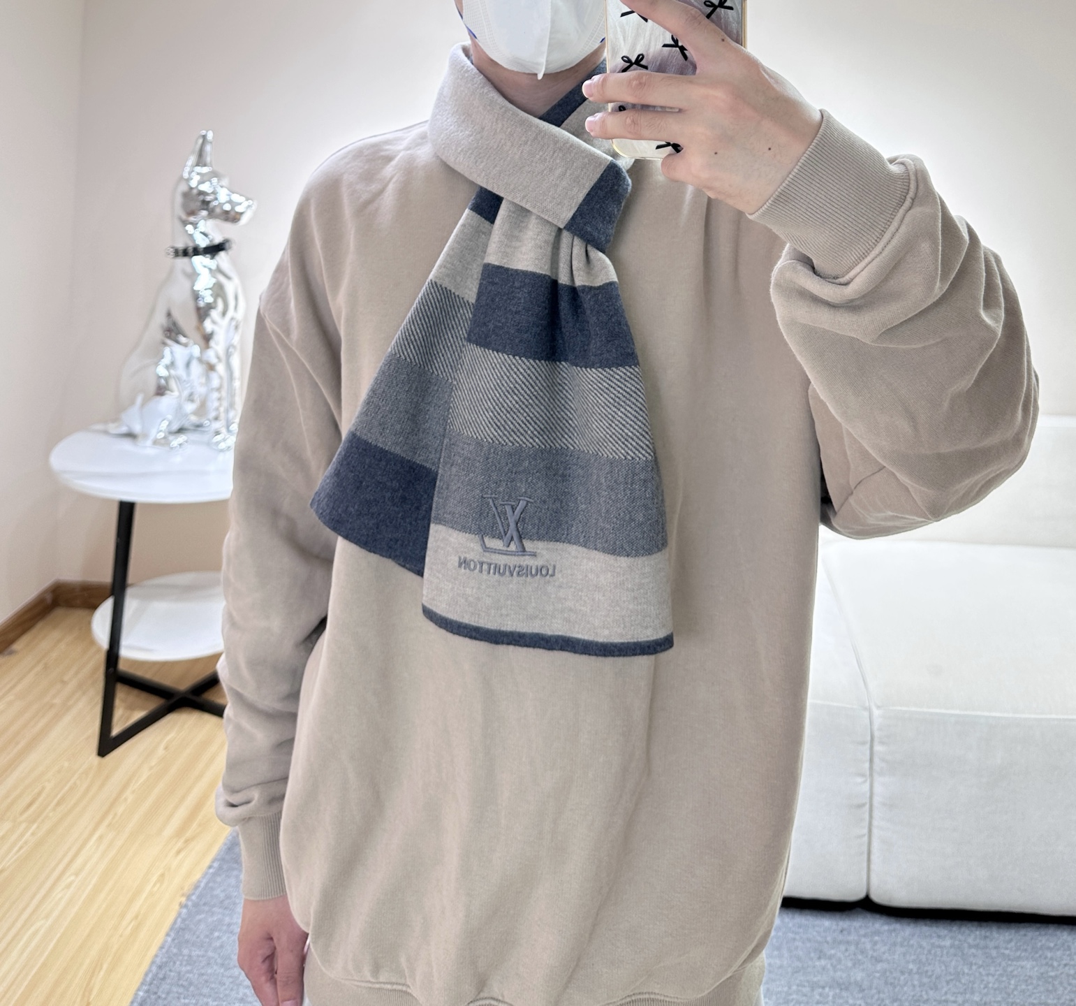 LV scarf