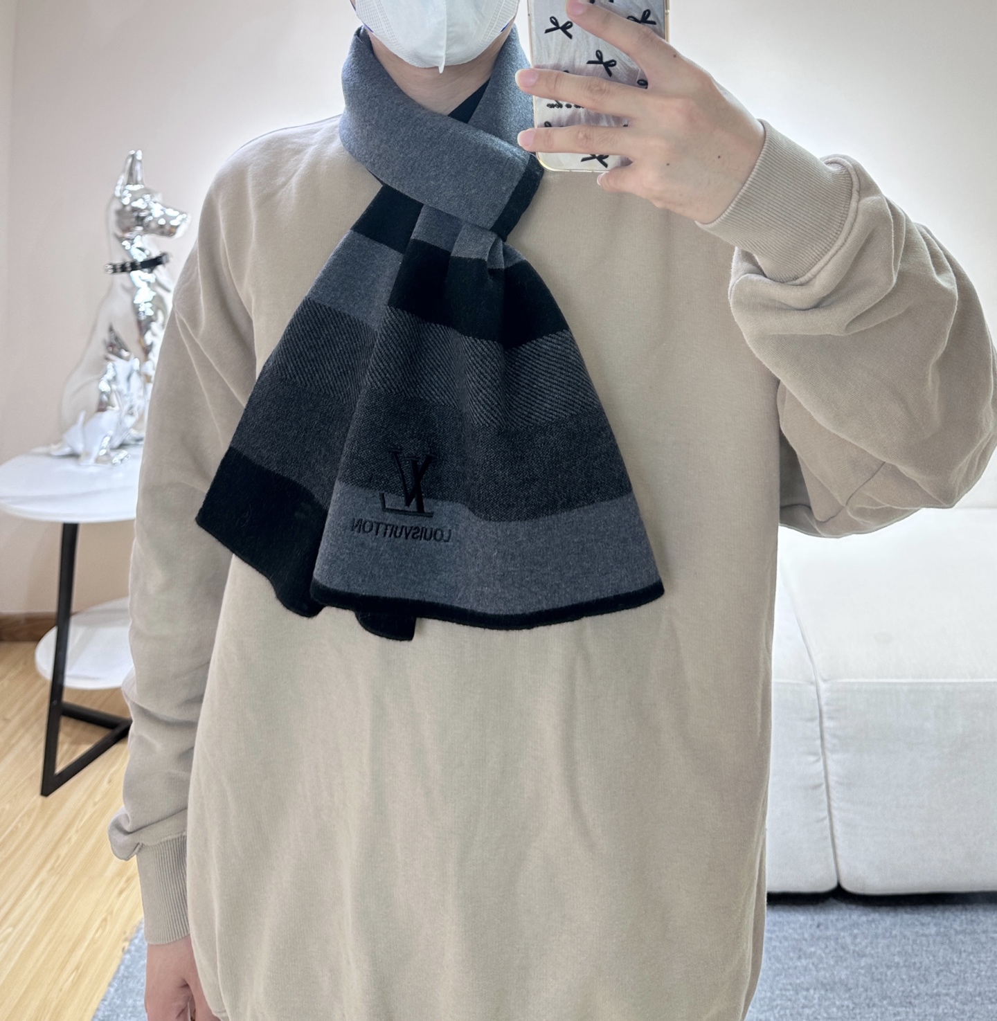 LV scarf