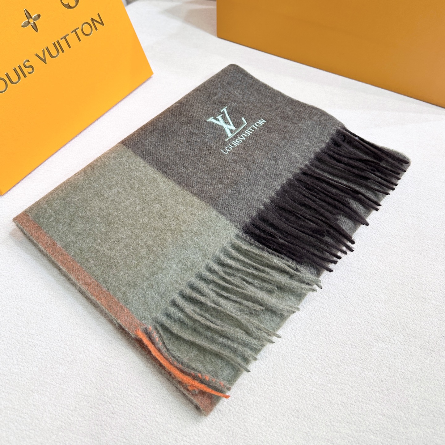 LV scarf