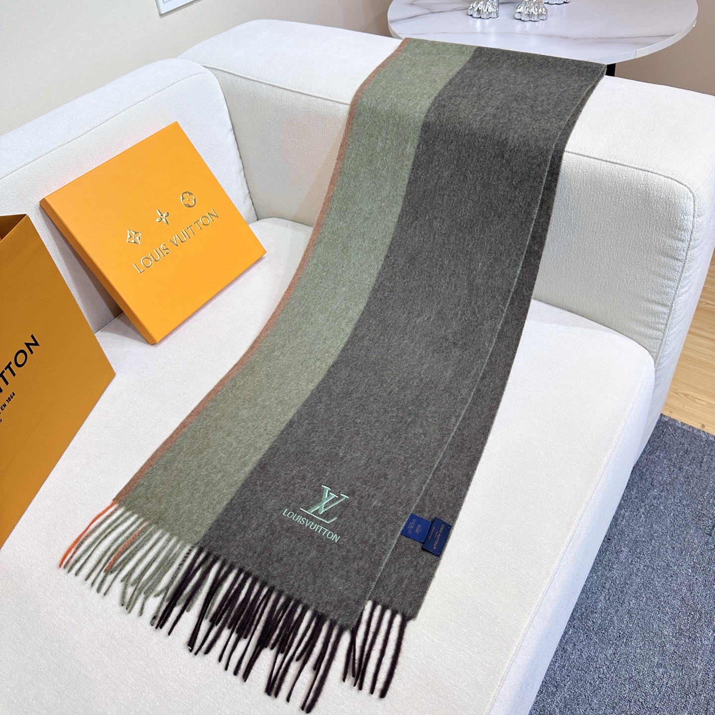 LV scarf
