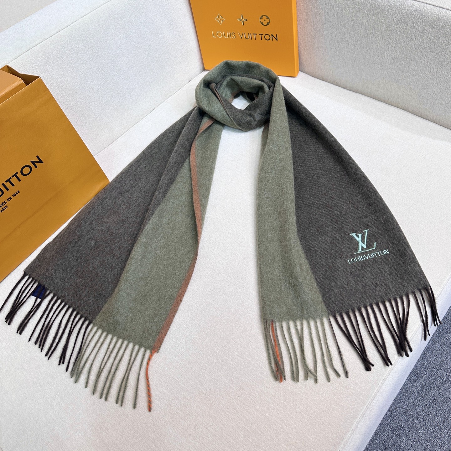 LV scarf