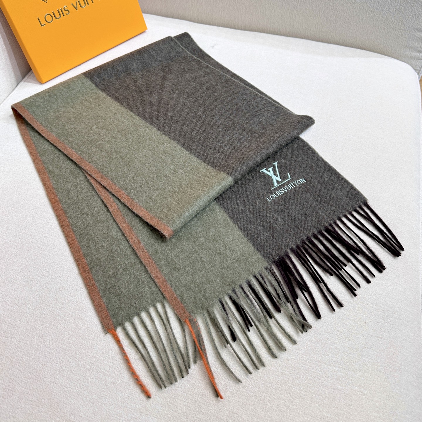 LV scarf