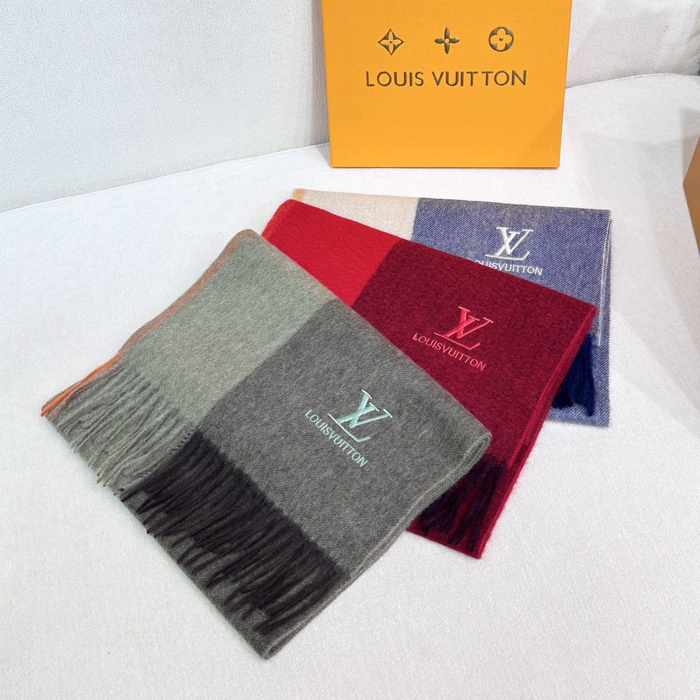 LV scarf