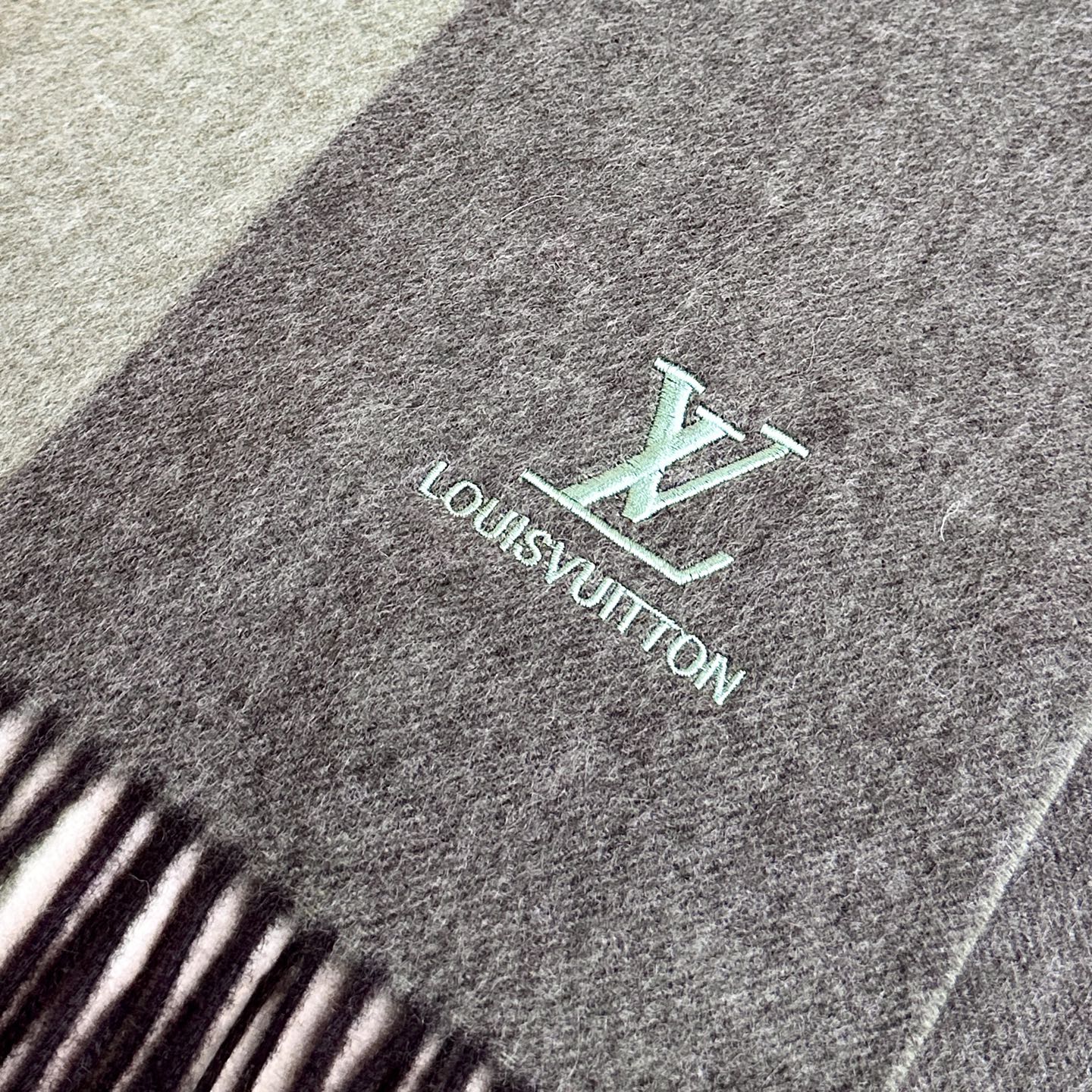 LV scarf