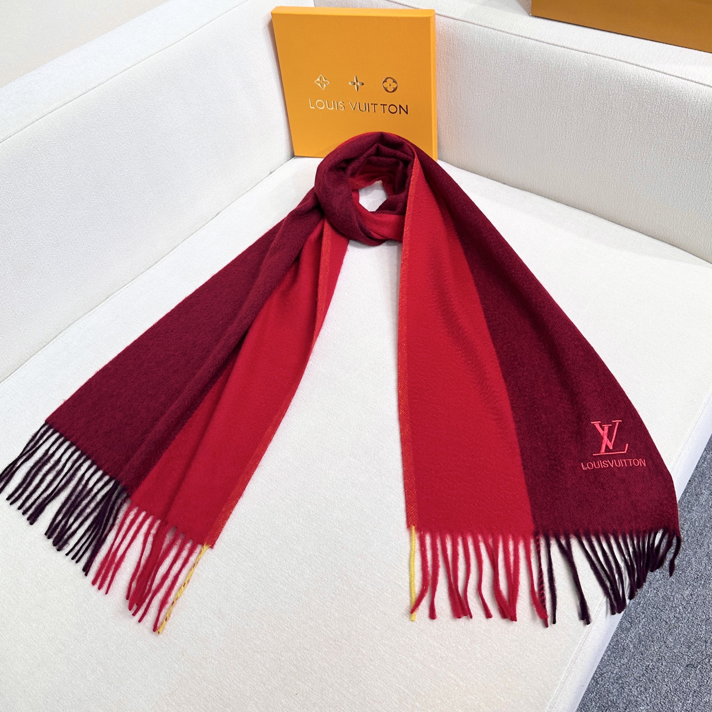 LV scarf