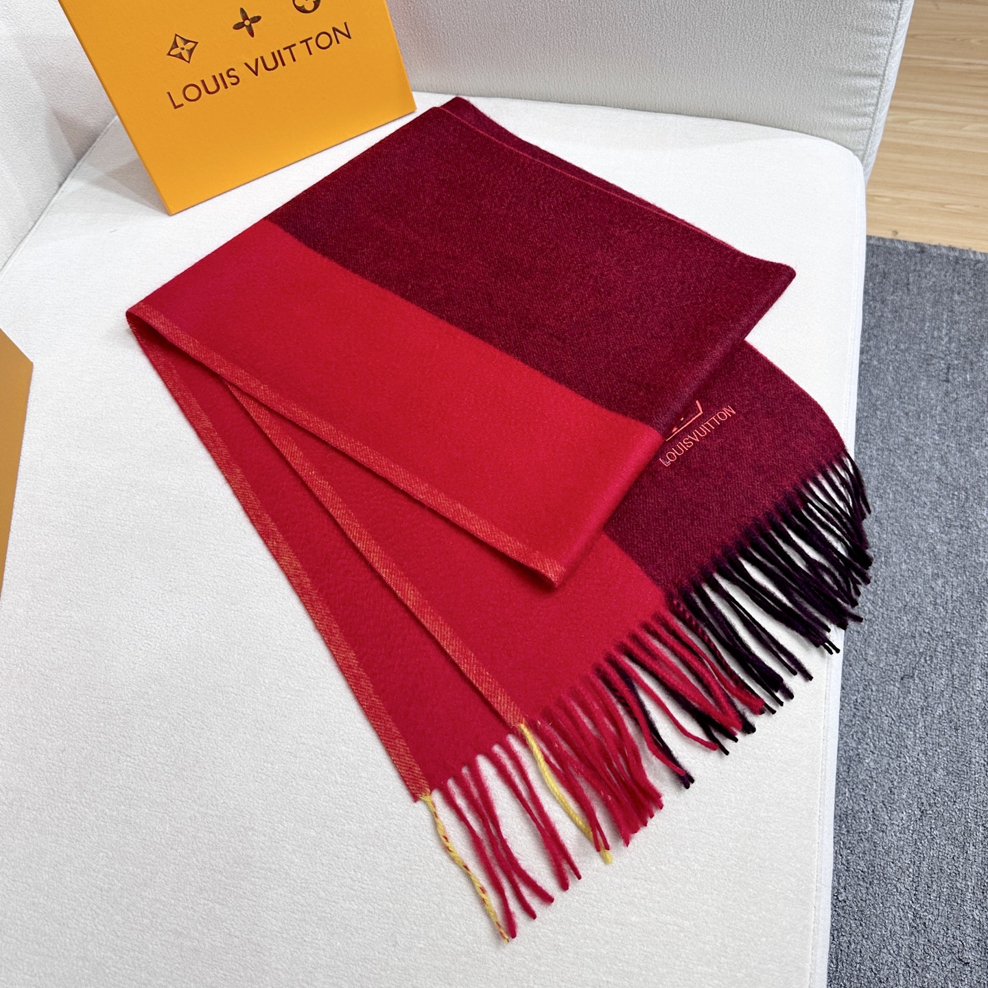 LV scarf
