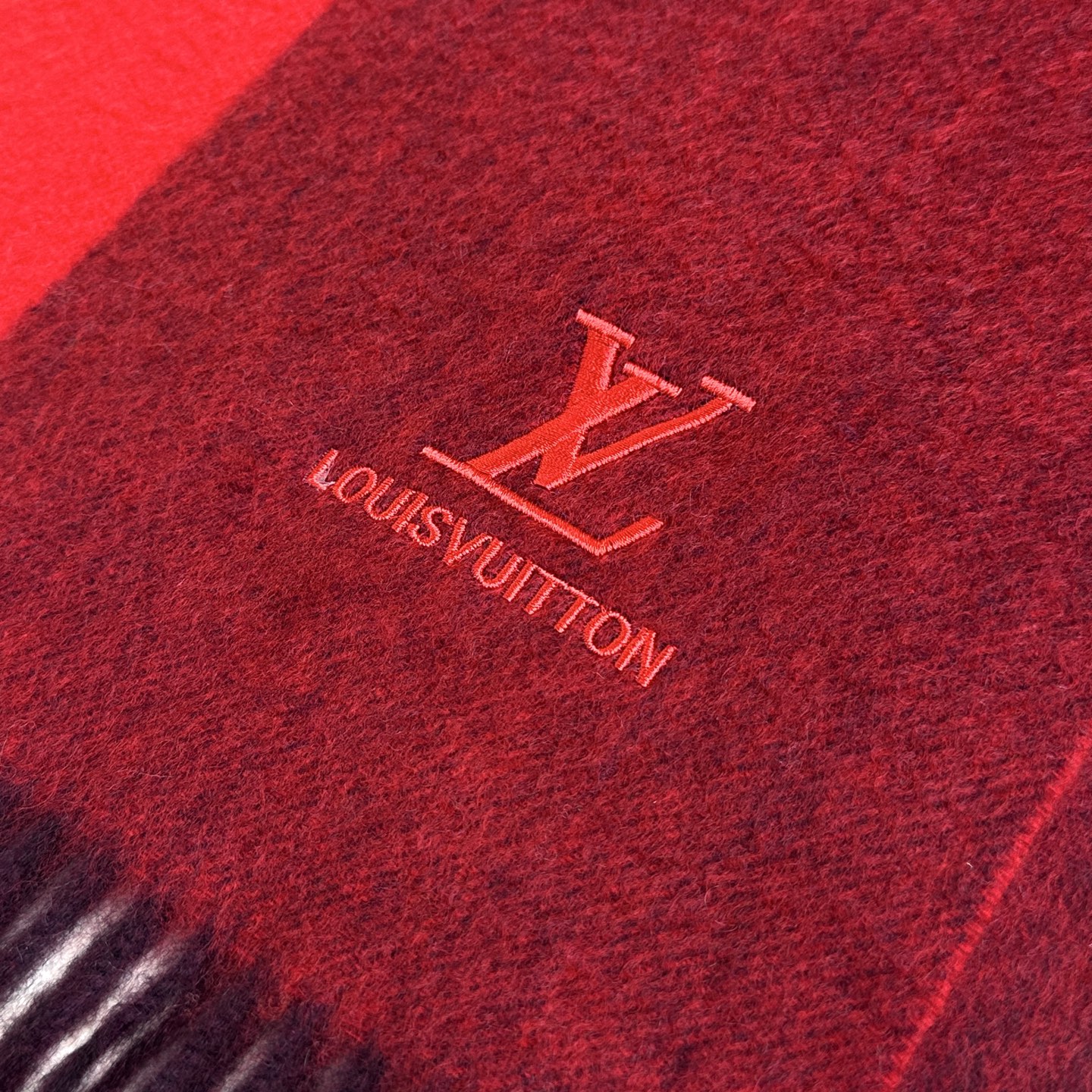 LV scarf