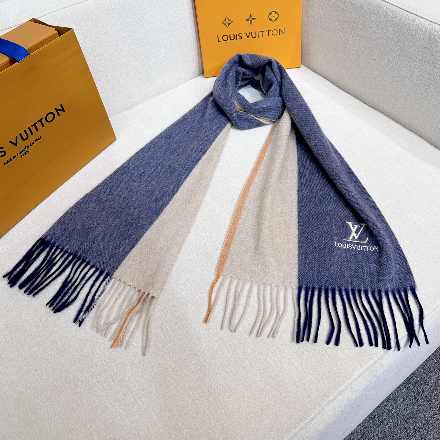 LV scarf