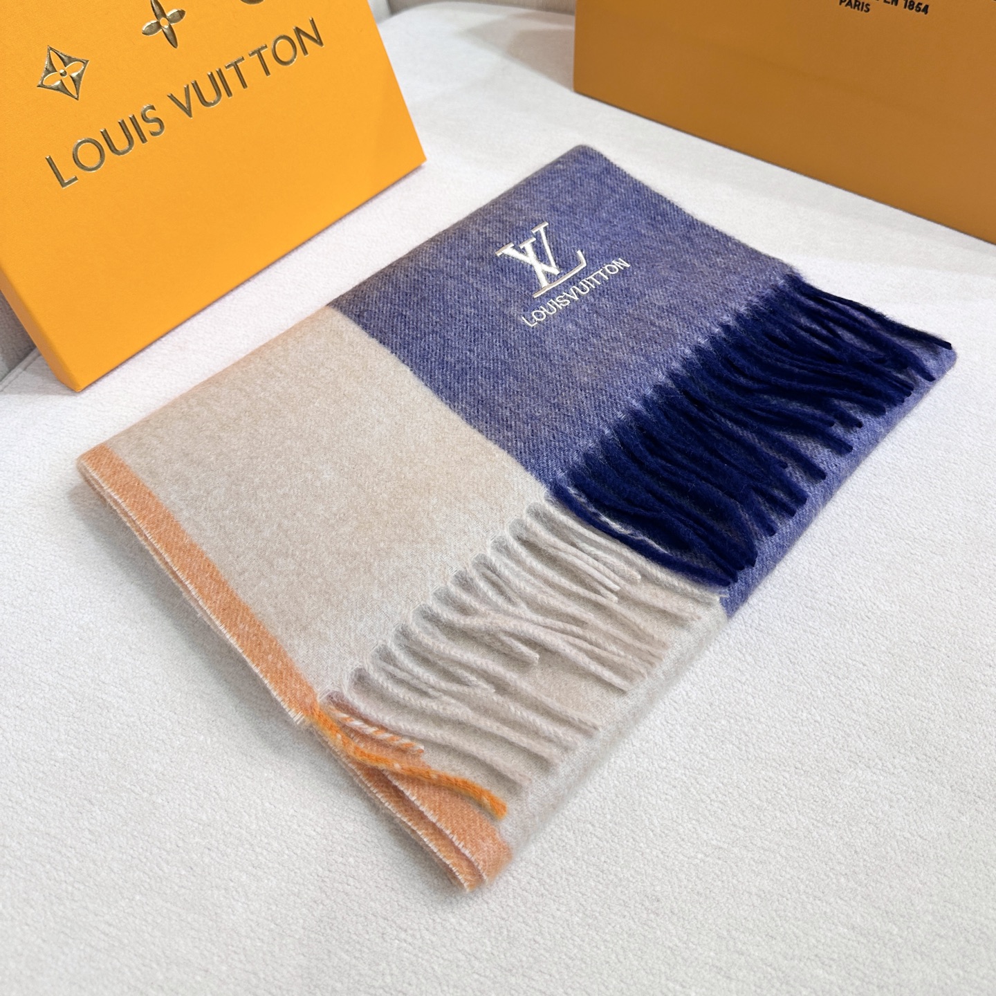 LV scarf