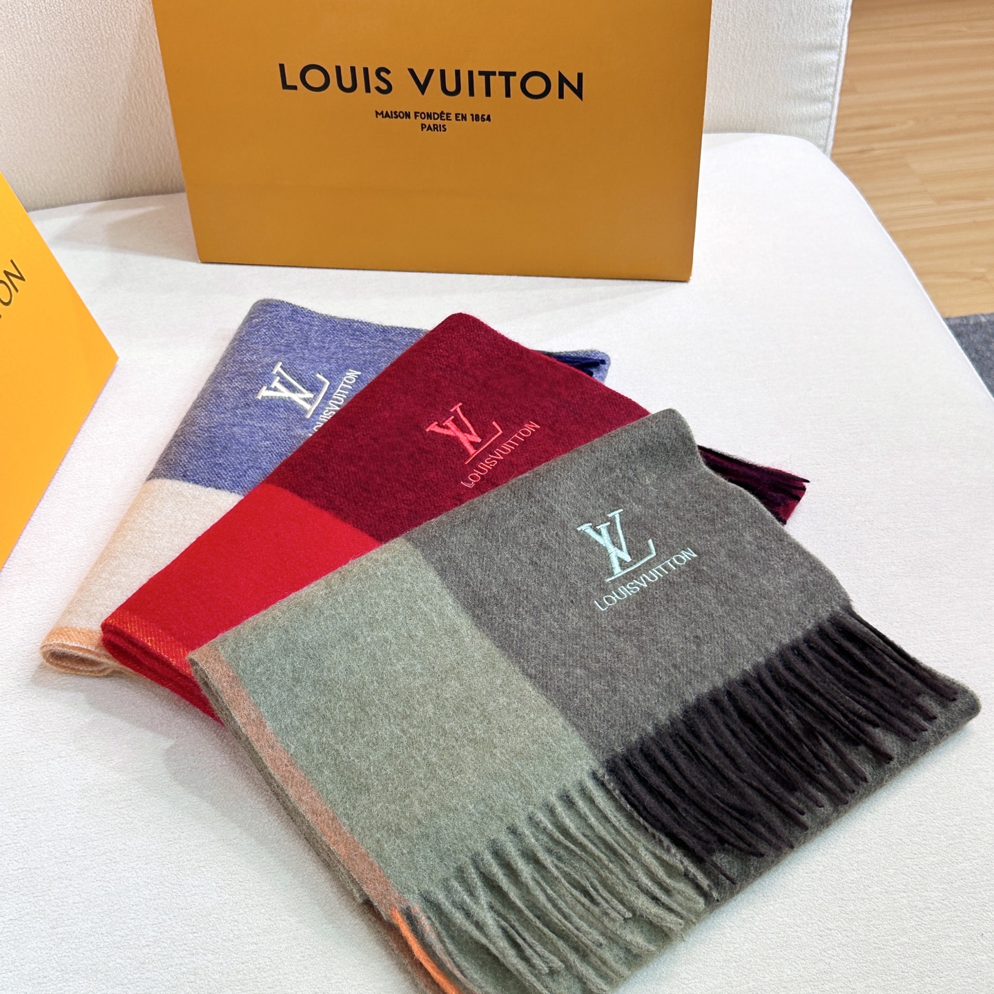 LV scarf