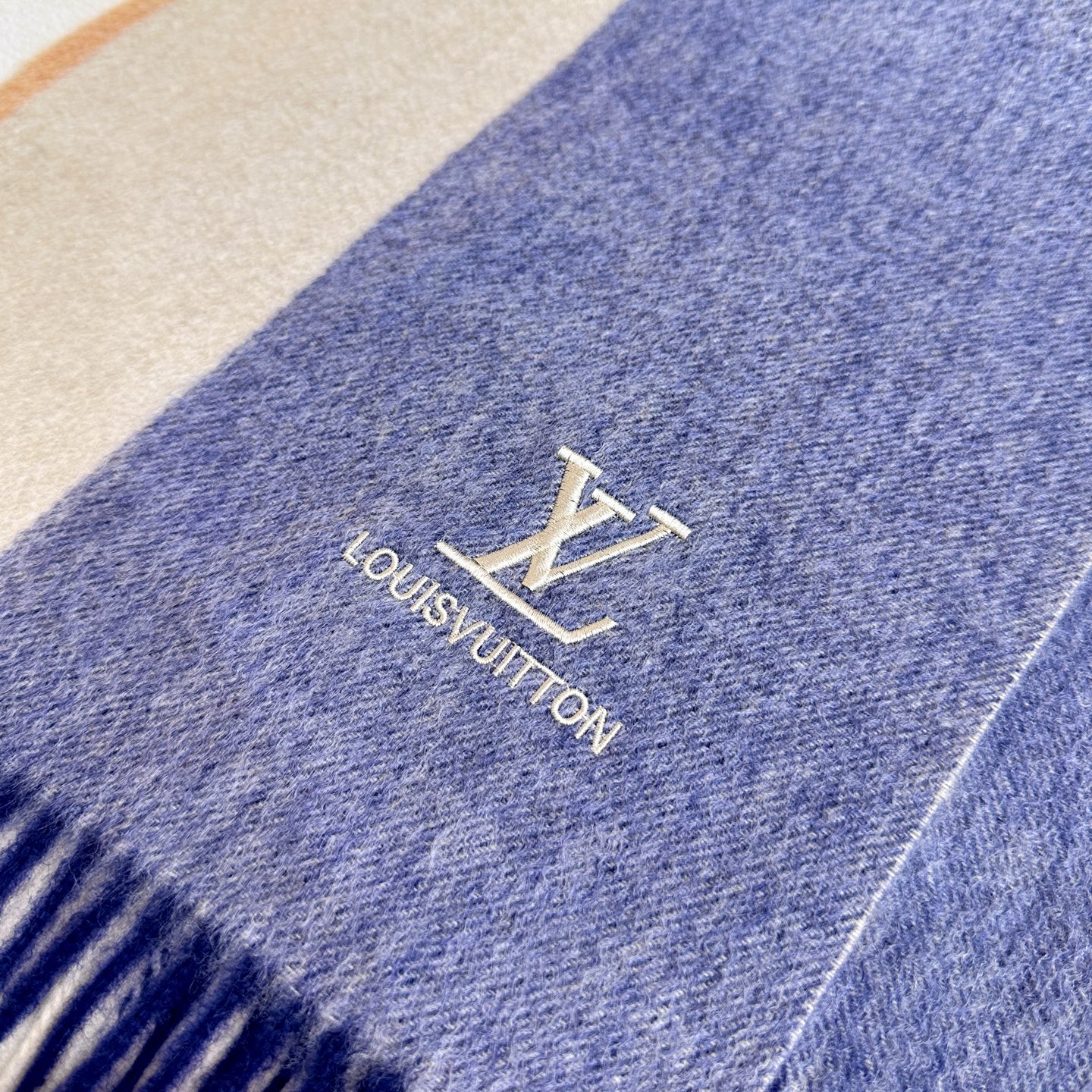 LV scarf